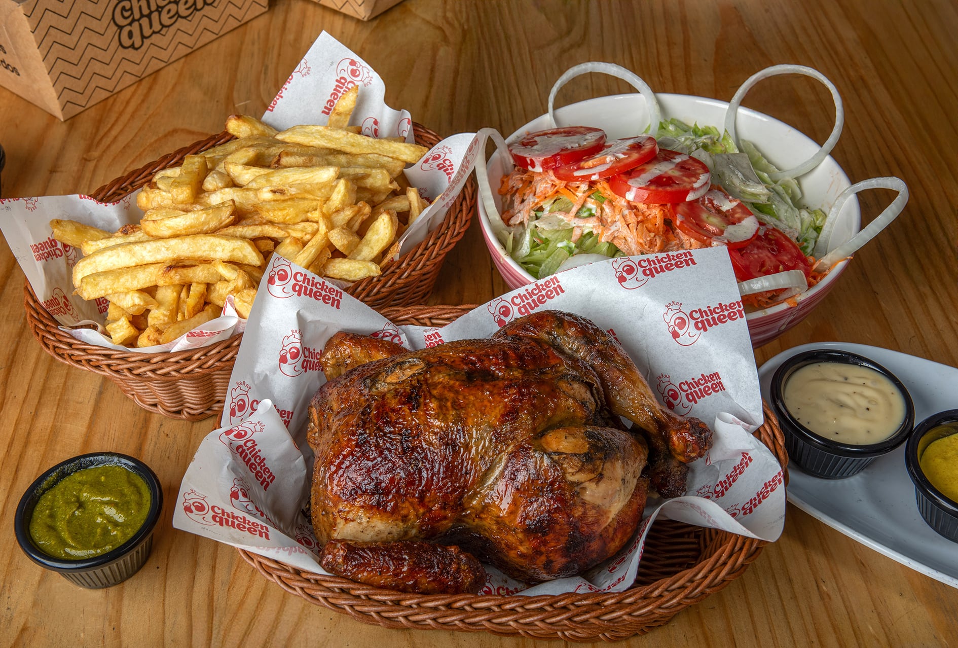 El restaurante, inaugurado en 2024 en Pueblo Libre, busca revivir el sabor del pollo a la brasa de décadas pasadas mediante una receta desarrollada con técnicas artesanales e ingredientes cuidadosamente seleccionados.