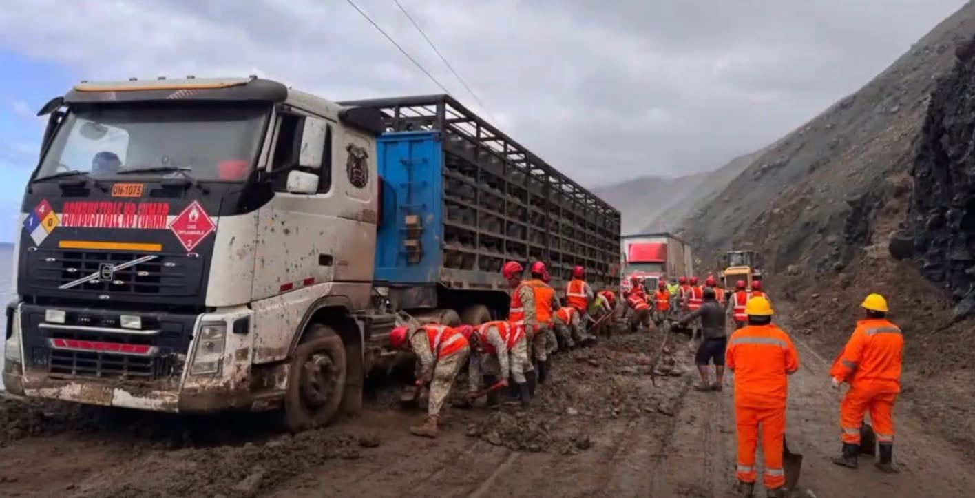 Ejército del Perú apoya en la liberación de camiones que quedaron atrapados por el huaico en la Panamericana Sur, en el tramo Atico-Ocoña, Arequipa. Foto: Tercera División del Ejército.