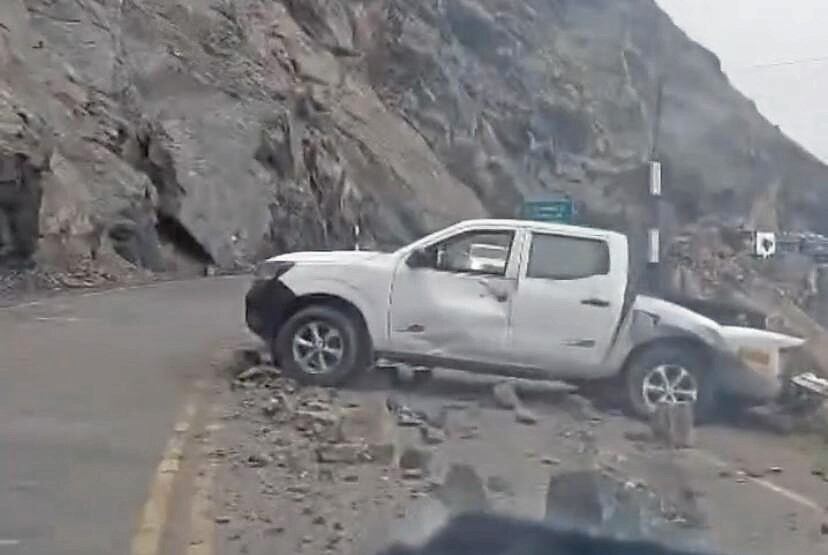 Vehículo impactado por rocas en carretera. Foto: difusión.