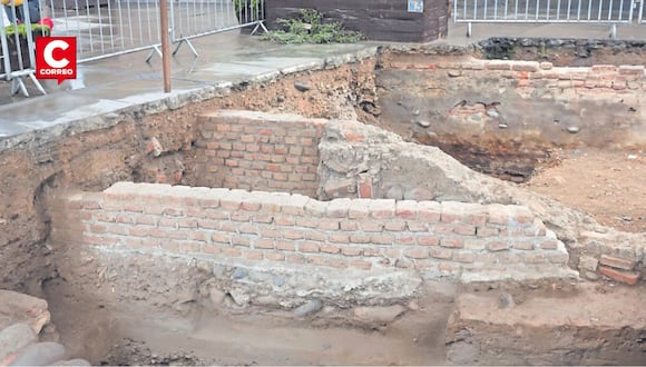 Especialistas de Prolima también encontraron varias piezas históricas alrededor en las excavaciones en el centro histórico.