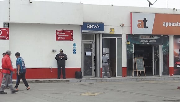 Los ladrones llegaron al lugar a bordo de una camioneta y según confirmó la Policía Nacional del Perú (PNP), con herramientas especiales violentaron la máquina del Banco Continental que funcionaba en una estación de grifo.