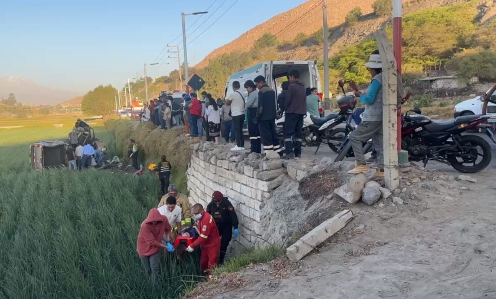 Los bomberos auxiliaron a los heridos (Foto: GEC)