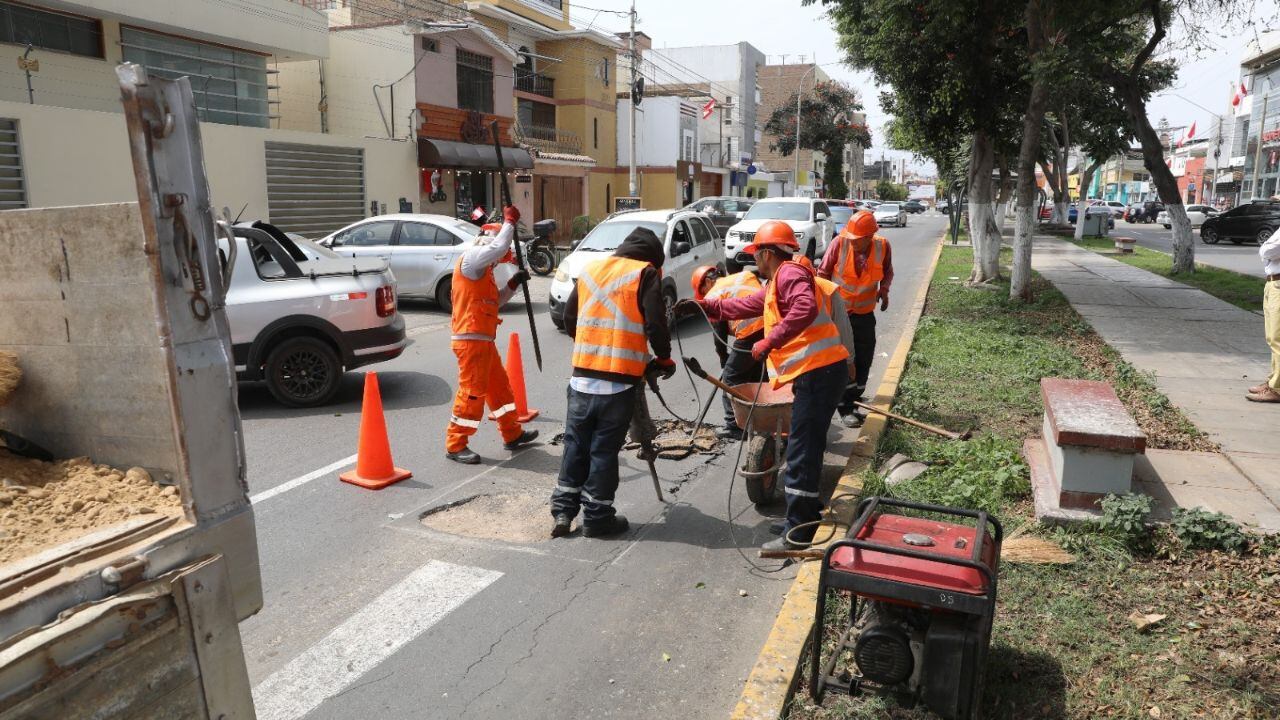 Con los equipos “parcha móvil” continúan avanzando en el mantenimiento vial.