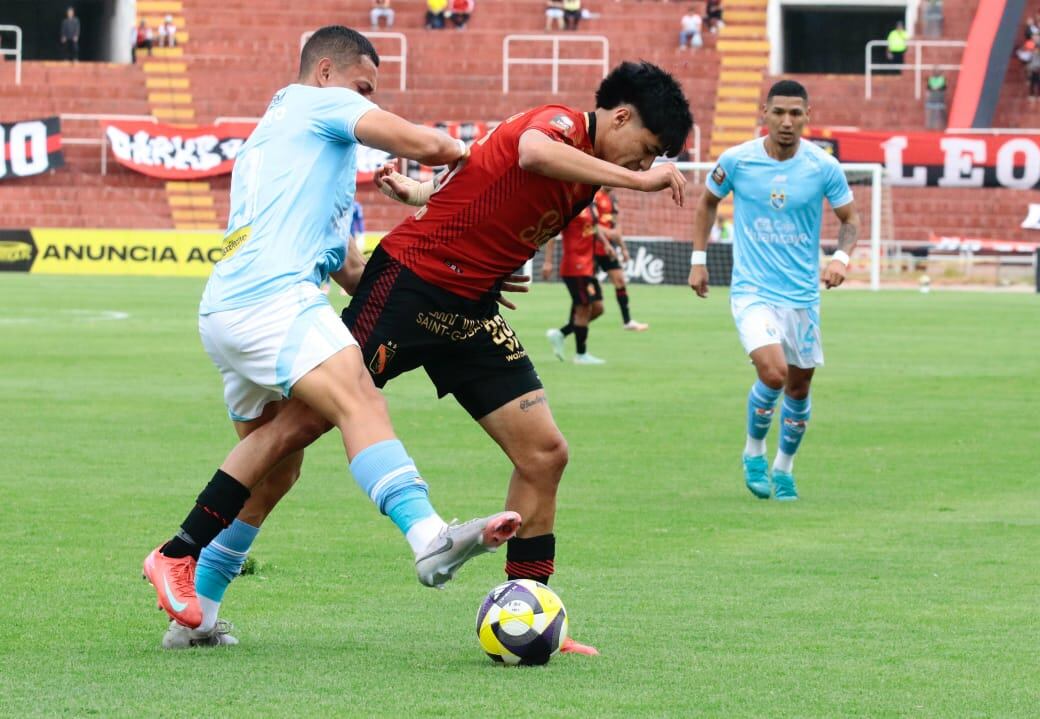 Rojinegros del FBC Melgar más que nunca en la cima. Foto: Omar Cruz.