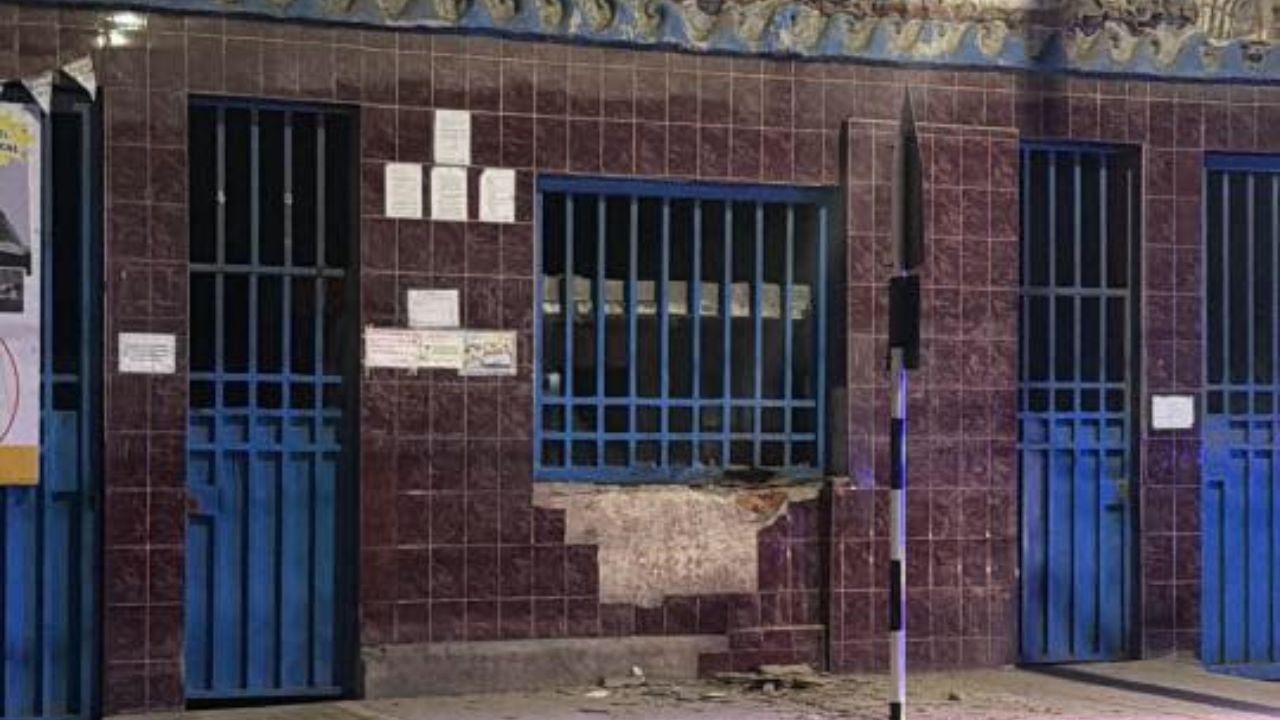 Delincuentes llegaron hasta exteriores de institución educativa que se sitúa en la avenida América Sur. La explosión dejó daños materiales.
