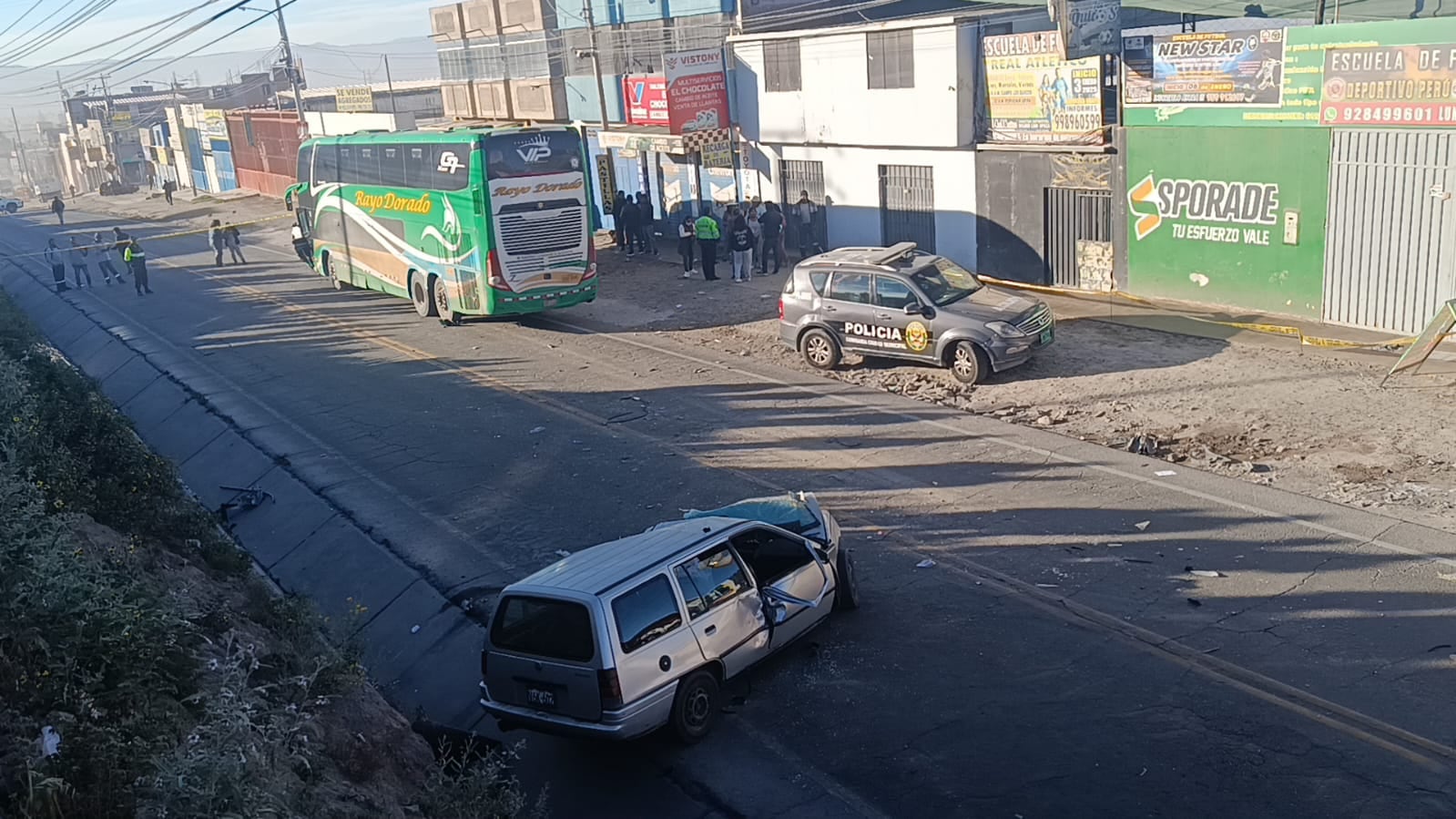 Choque frontal en la vía Arequipa-Yura, en Apipa, deja un muerto y dos mujeres heridas. Foto: GEC.