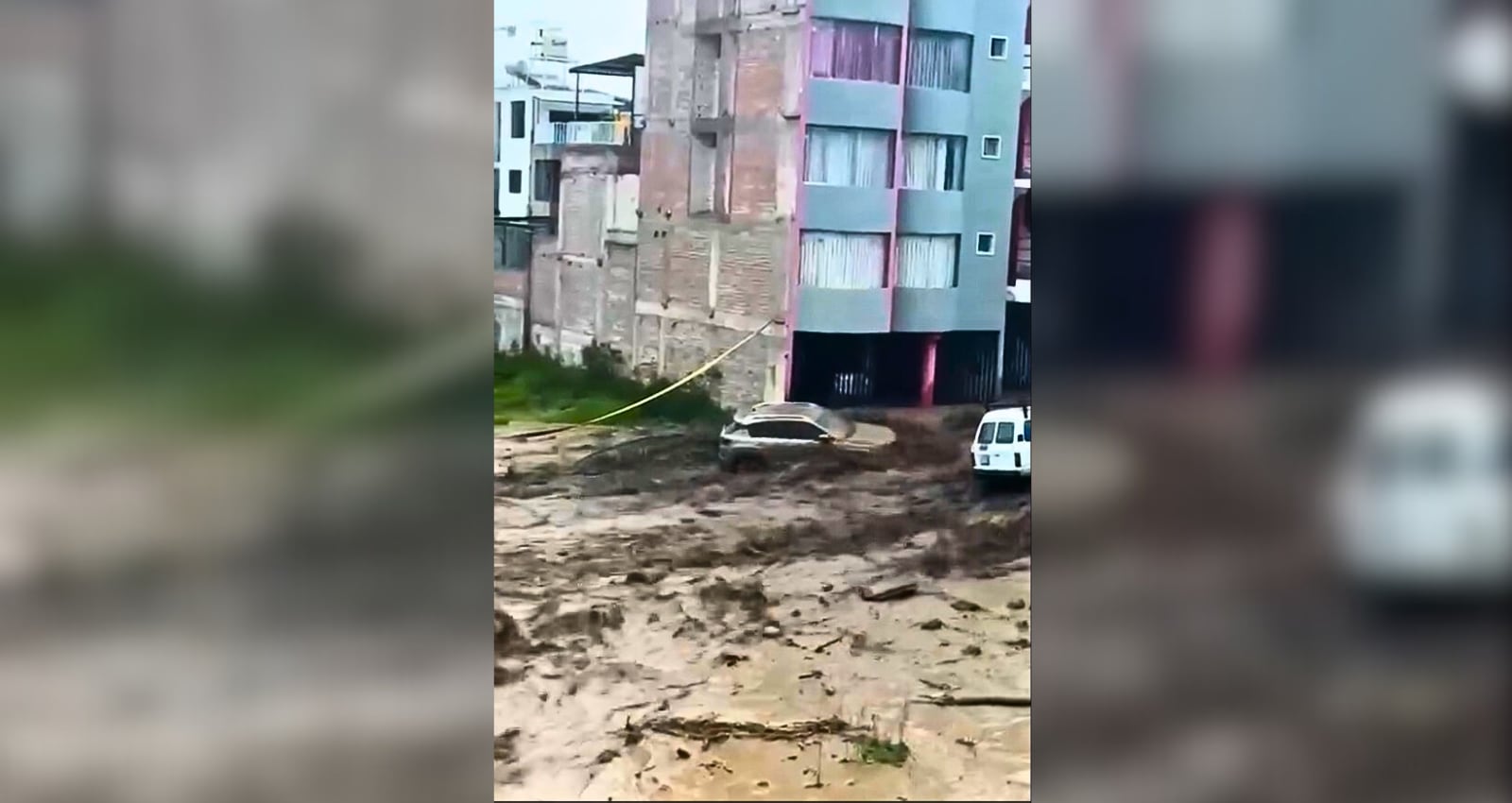 Vehículos arrastrados por lluvias intensas en Cayma, Arequipa. Foto: Captura de pantalla.