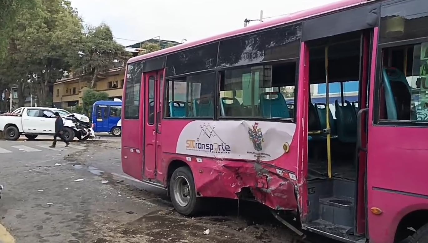8 personas heridas por choque en la Av. Independencia con calle Trabada