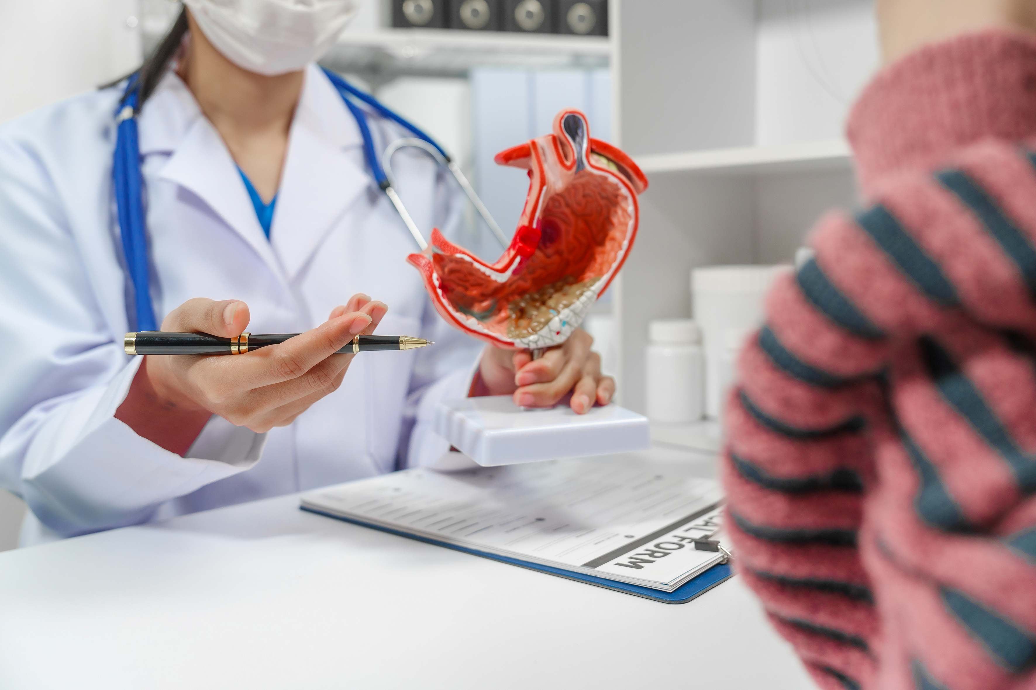 Aunque suele ser asintomática, la infección por Helicobacter pylori es uno de los principales factores de riesgo para enfermedades digestivas graves. Especialistas recomiendan diagnóstico oportuno y tratamiento adecuado para prevenir complicaciones.
