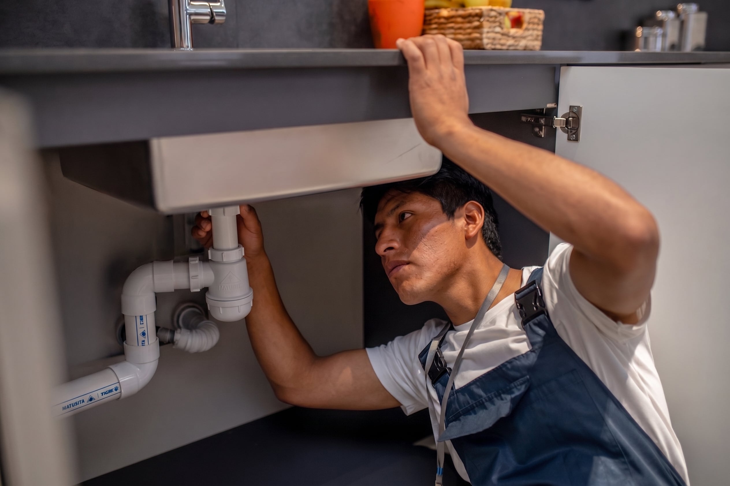 Especialistas recomiendan revisar el inodoro, el medidor y las canaletas para detectar filtraciones a tiempo y evitar un aumento en el consumo de agua y daños en la vivienda.
