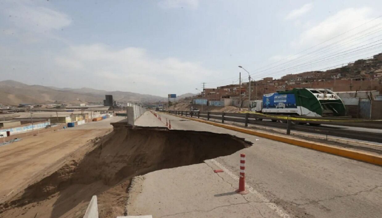 Enorme forado en la avenida Néstor Gambetta. (Foto: Andina)