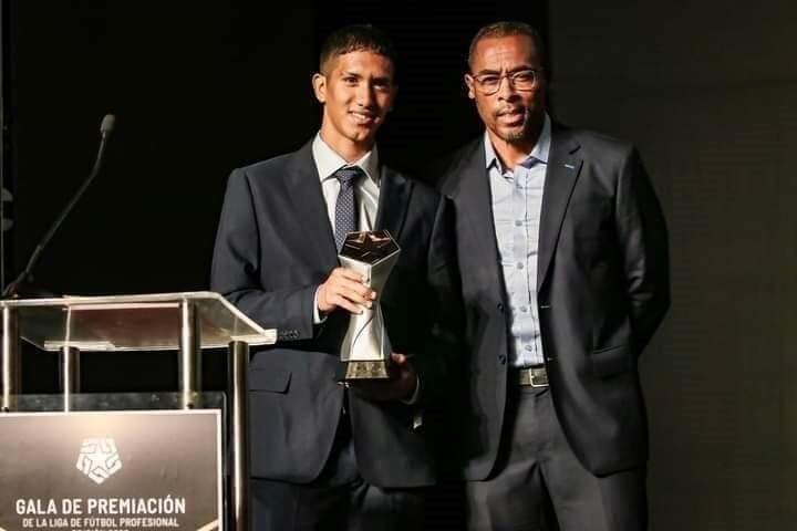 Al haber anotado 14 goles con la camiseta de Sporting Cristal, equipo con el salió campeón.