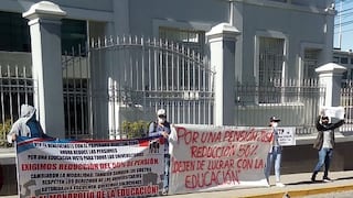 Estudiantes de la UTP protestan pidiendo rebaja de pensiones