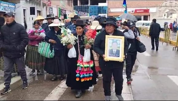 Cientos de pobladores de Ilave, luego de participar de una misa e izamiento de banderas a media asta, se movilizaron exigiendo justicia por el asesinato del poblador Arcata Mamani,