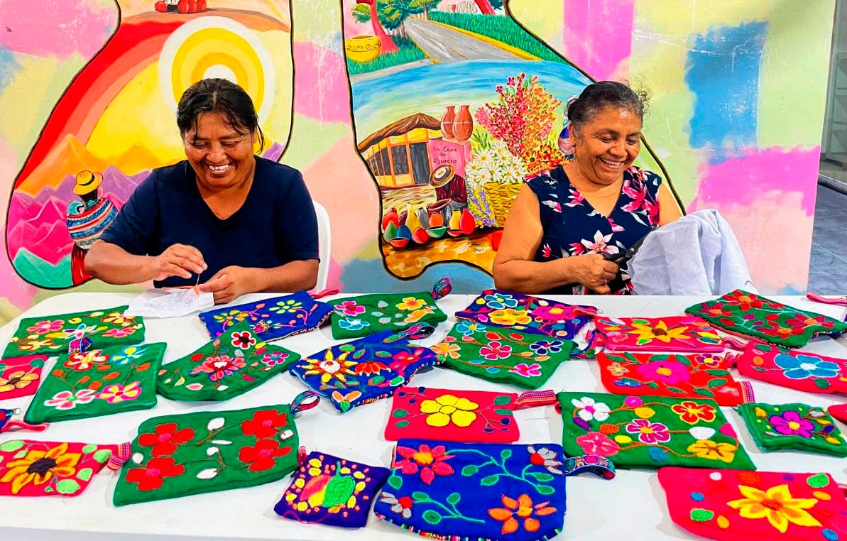 Taller de bordado donde 30 mujeres, con esfuerzo y creatividad confeccionan prendas.