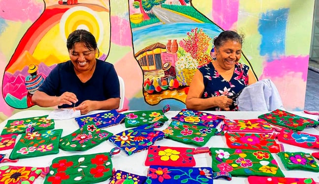 Taller de bordado donde 30 mujeres, con esfuerzo y creatividad confeccionan prendas.