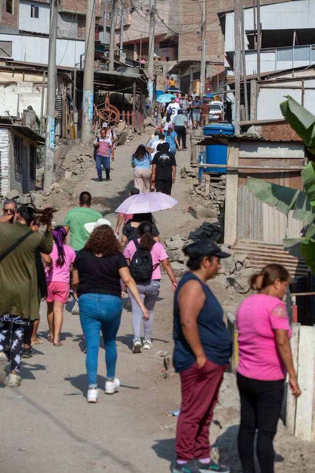 Electores suben empinadas pendientes para votar en colegio de Pamplona Alta (Fotos: Fernando Sangama / @photo.gec)