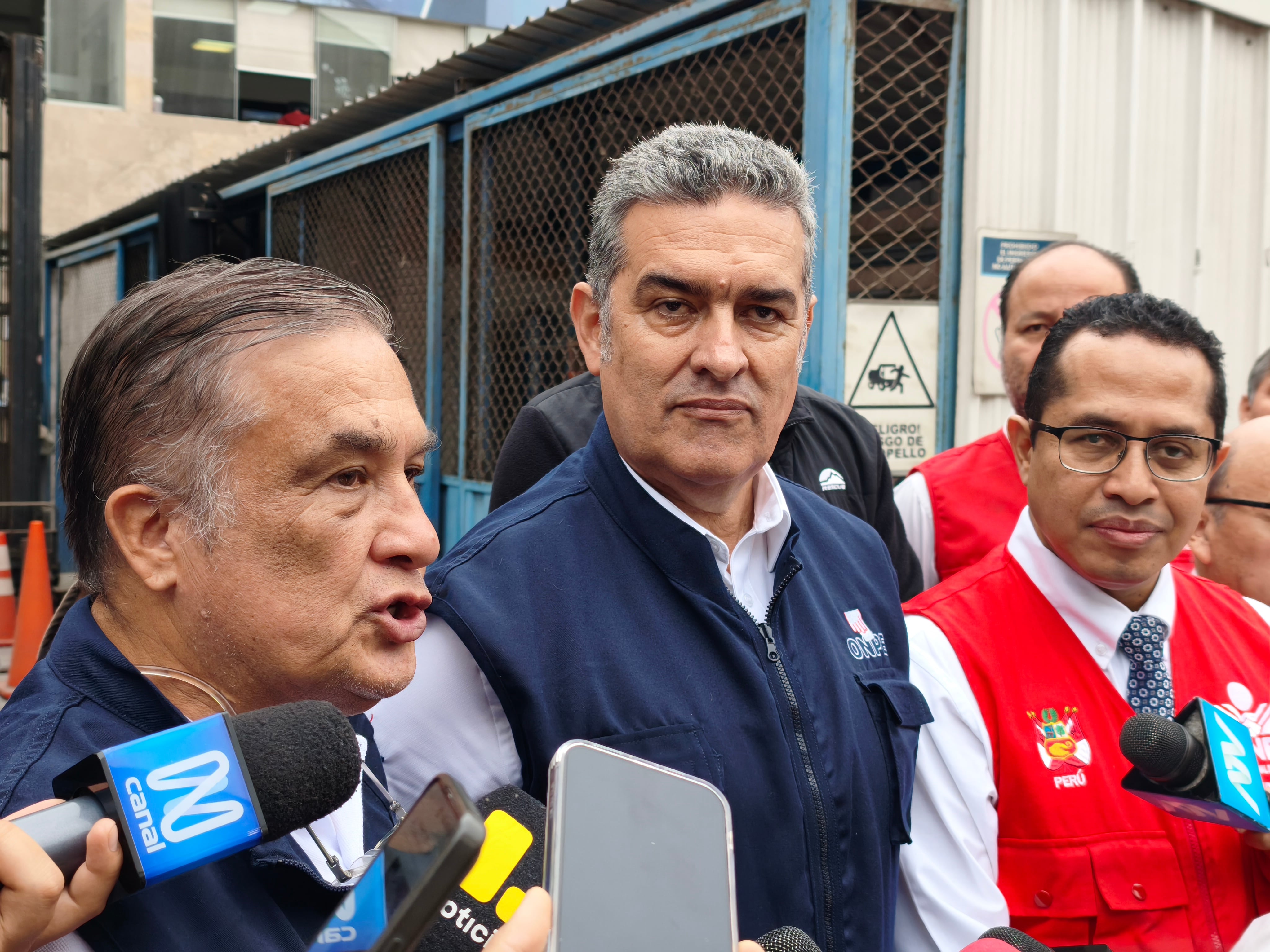 Gustavo García Hidalgo, gerente de Gestión Electoral de la ONPE, durante el despliegue del material electoral para la segunda vuelta desde el almacén del a ONPE. (Foto: Diego Aquino).
