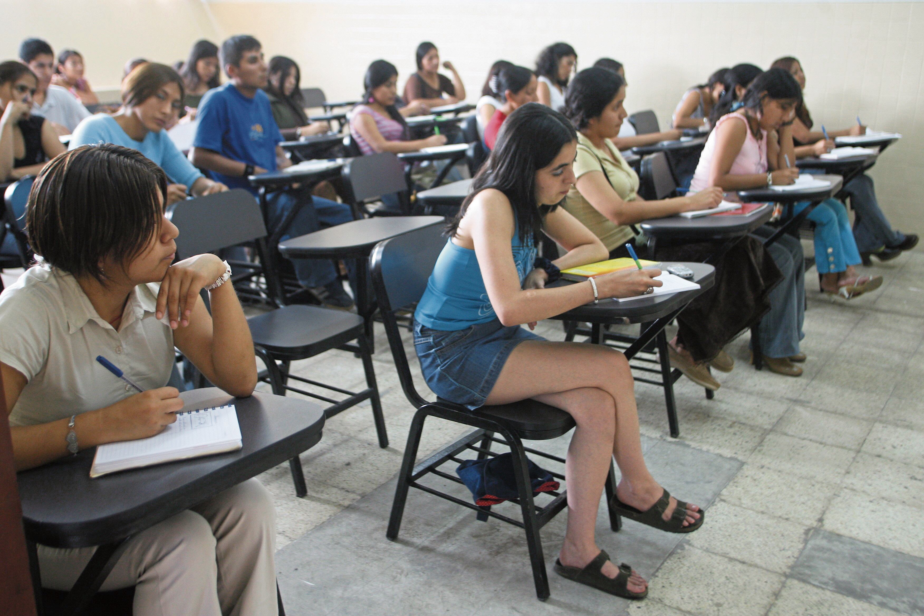 30 DE ENERO DEL 2007
INSTITUTOS PEDAGOGICOS VALIDADOS POR EL MINISTERIO DE EDUCACION PODRAN RECIBIR NUEVOS ALUMNOS. ESTOS CENTROS CUBREN CON LOS REQUISITOS BASICOS PARA FORMAR DOCENTES. EN IMAGEN: AULA DEL INSTITUTO SAN MARCOS.
FOTO: ROLLY REYNA /EL COMERCIO