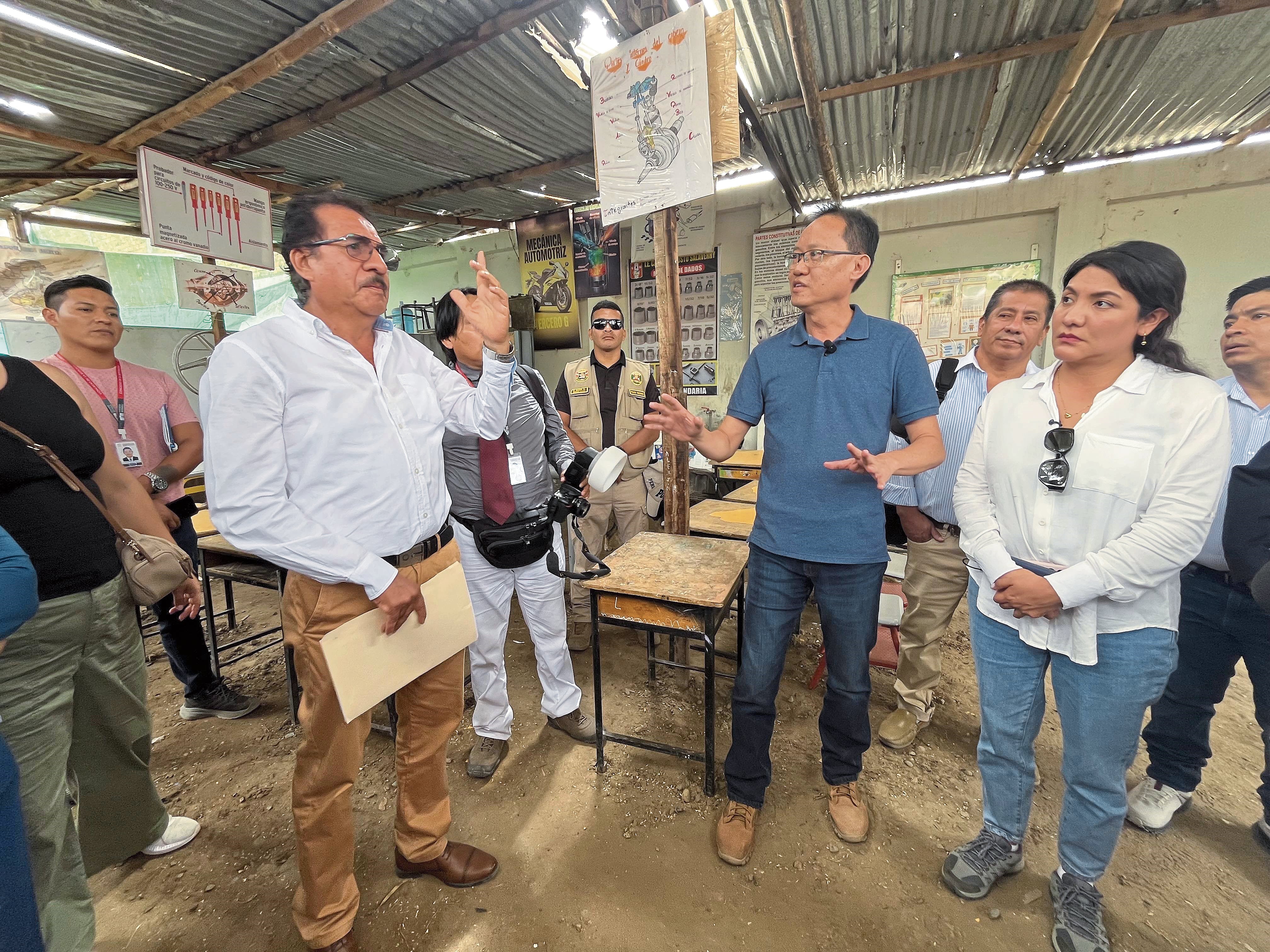 Padres y docentes de colegio en Piura reclaman a congresistas: “No queremos más promesas”