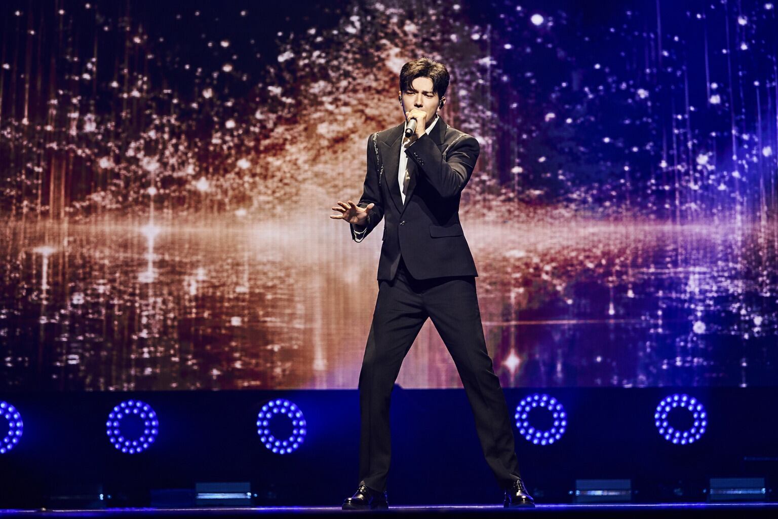 La llegada de Dimash a Lima para un concierto este 1 de diciembre en Costa 21, presentará una producción de gran magnitud para recibir al artista en una única presentación.