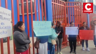Padres de familia protestan contra cambio de docente en colegio de Huancayo