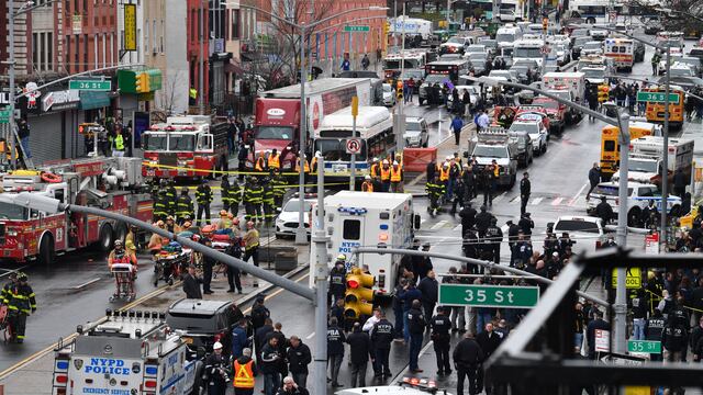Así se vivió el violento tiroteo en el metro de Brooklyn, en Nueva York (VIDEOS)