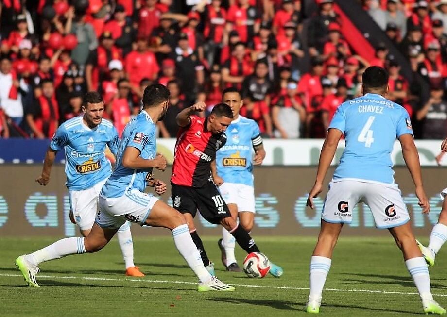 Jugador Tomy Martínez fue contenido por defensa cervecera.