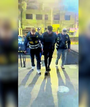 Colombiano detenido por presunta extorsión en Sachaca. (Foto: Captura de video/Mejorada con IA)