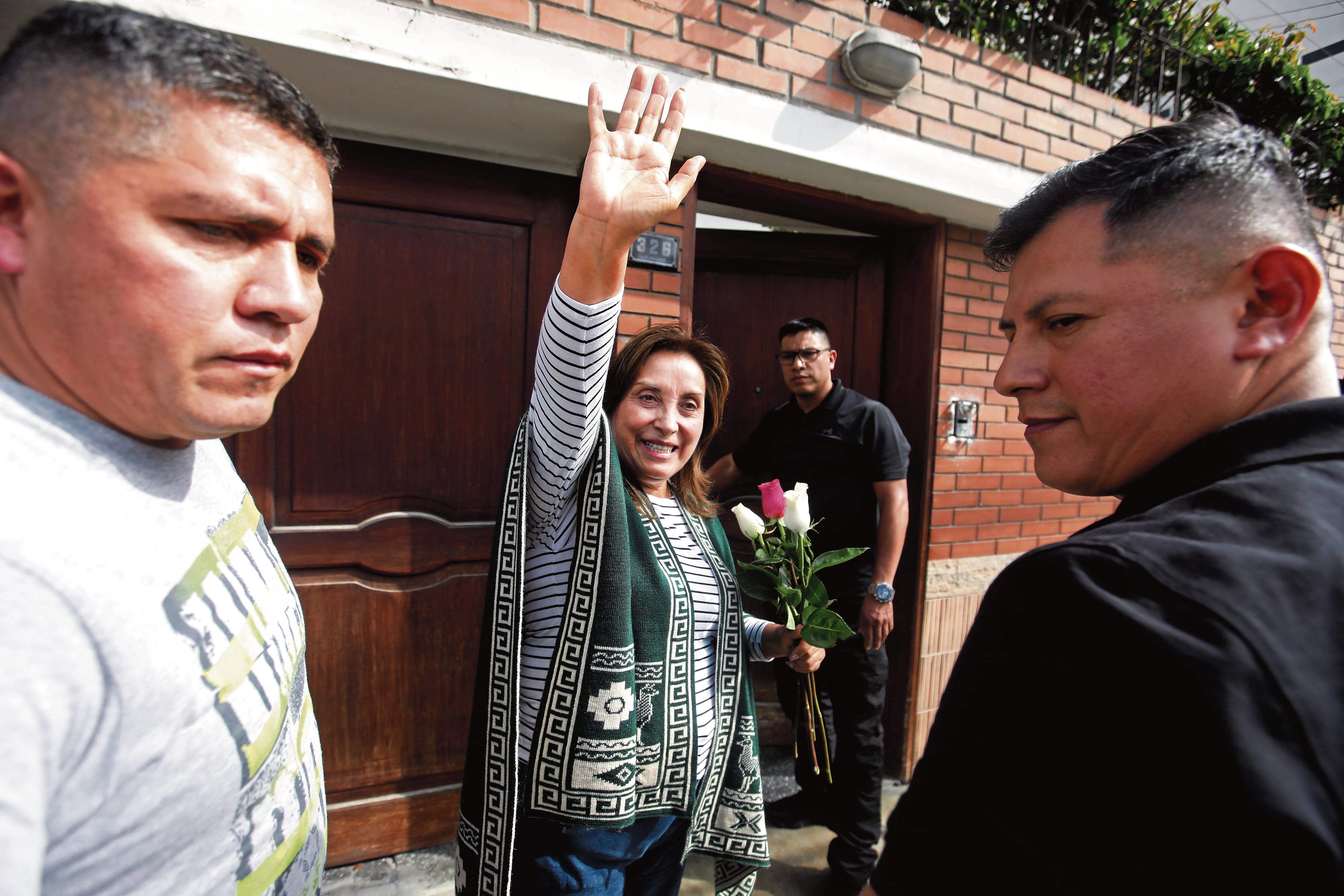 Vacada recibió flores de “espontáneos”. (Fotos: Violeta Ayasta/@photo.gec)
