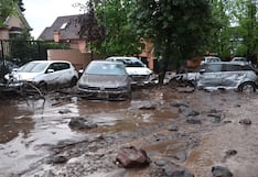 Fuerte aluvión arrastra vehículos en un exclusivo sector de Santiago de Chile