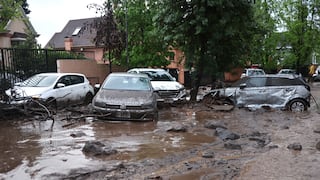 Fuerte aluvión arrastra vehículos en un exclusivo sector de Santiago de Chile