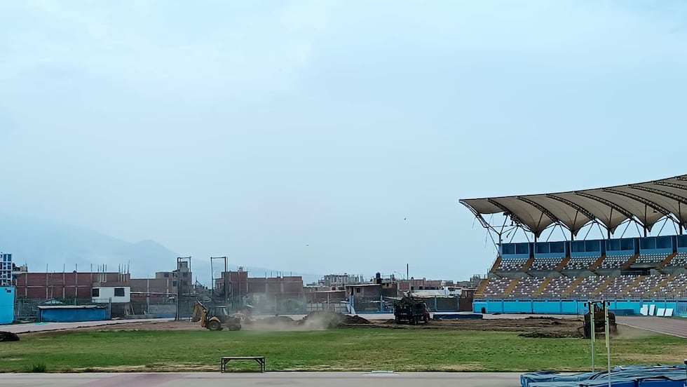 Maquinaria empezó con los trabajos de retirar el gras natural del Estadio Atlético Chan Chan.