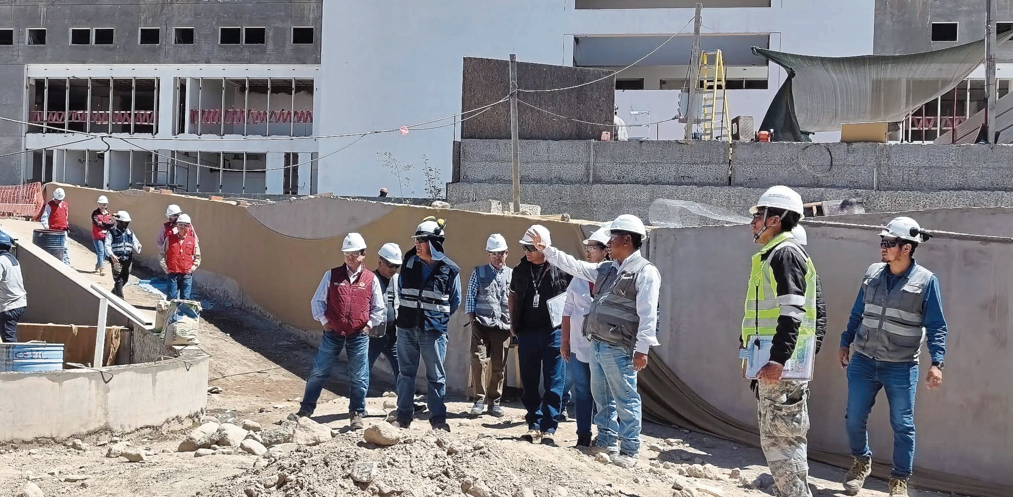 Parlamentarios hicieron visitas a obra hospitalaria de Maritza Campos en Arequipa. Foto: Diputada Amalia Palomino