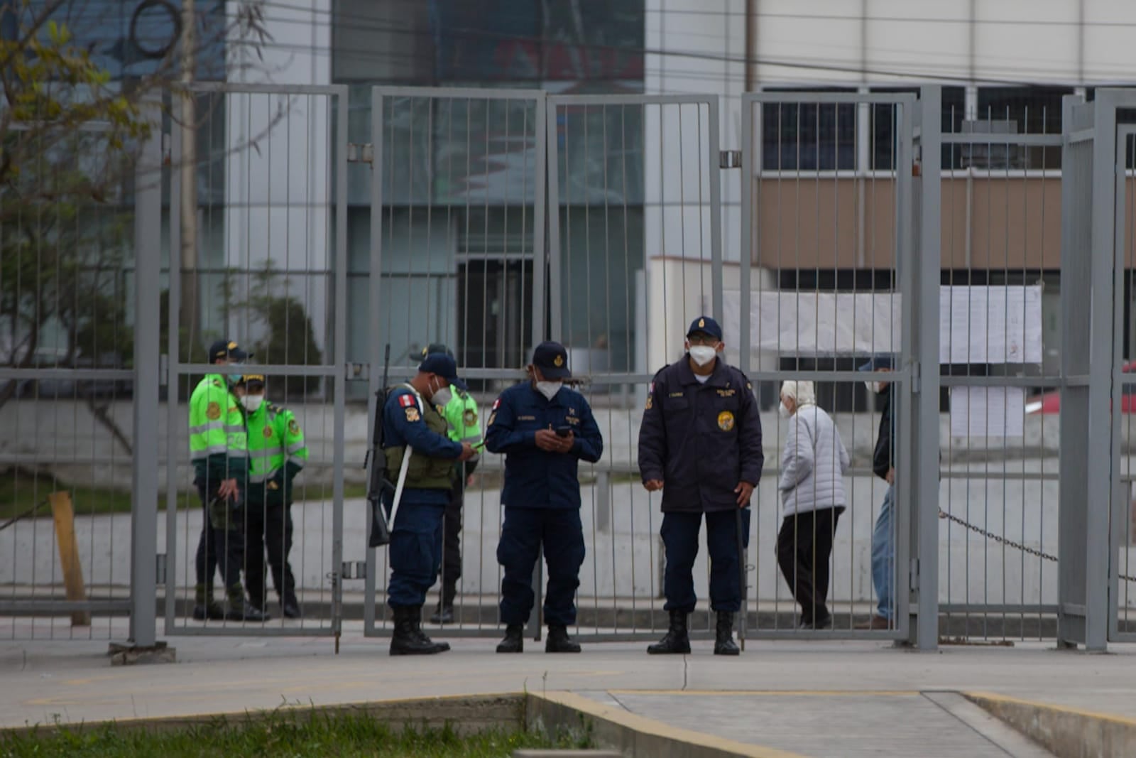 Agentes de la Policía Nacional del Perú garantizaron el resguardo en los locales de votación. (Foto: GEC)