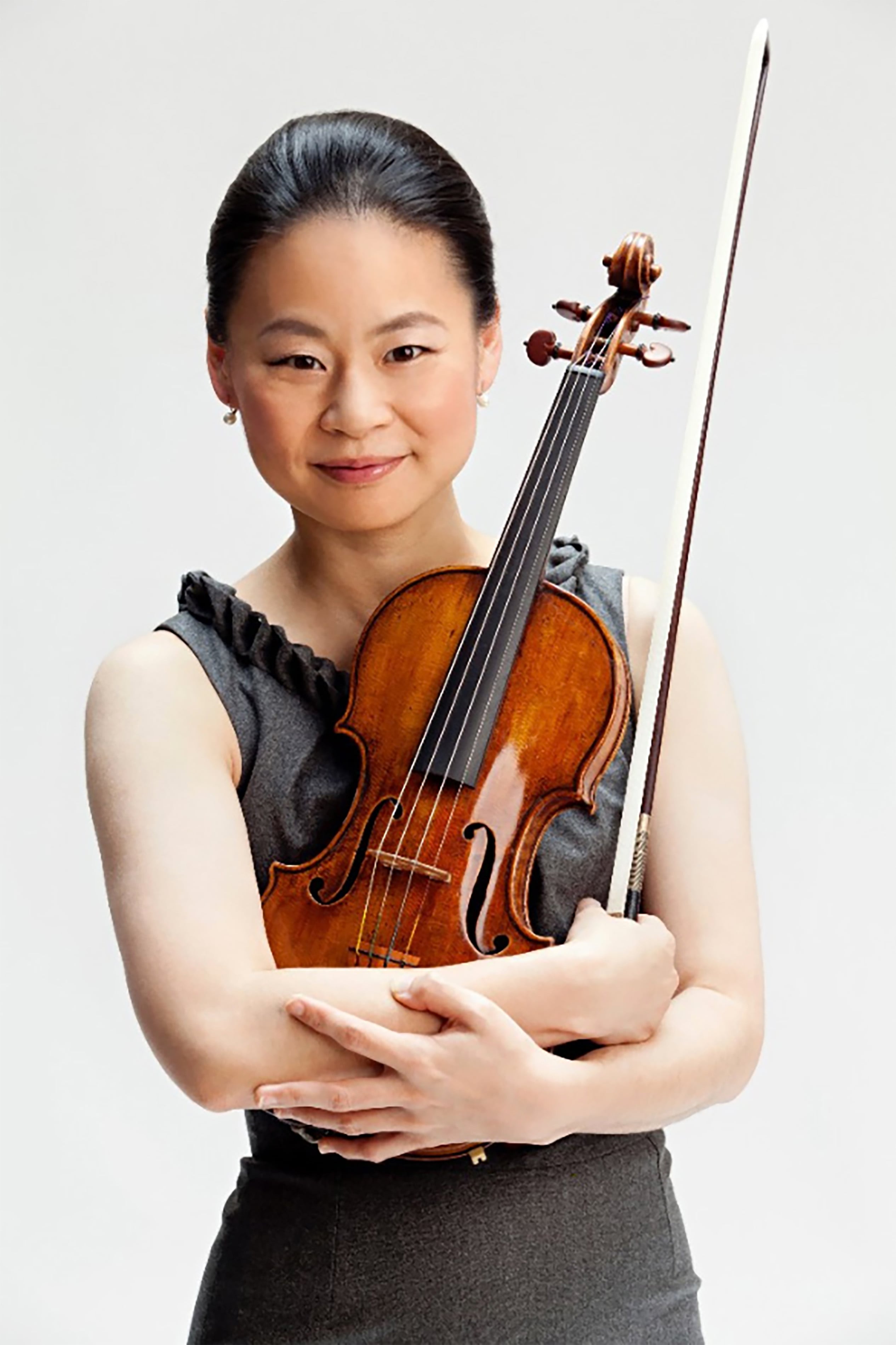 Niña prodigio convertida en leyenda viva, Midori debutó a los 11 años con la Filarmónica de Nueva York bajo la dirección de Zubin Mehta.