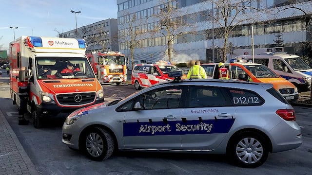 Tres heridos graves al chocar dos vehículos en pista de aeropuerto alemán