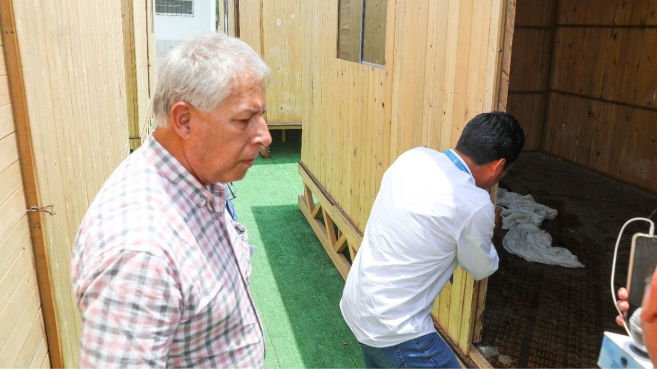 Comisión de regidores y funcionarios de Educación, Cultura y Deportes hicieron inspección y encontraron personas de malvivir durmiendo en casas prefabricadas.