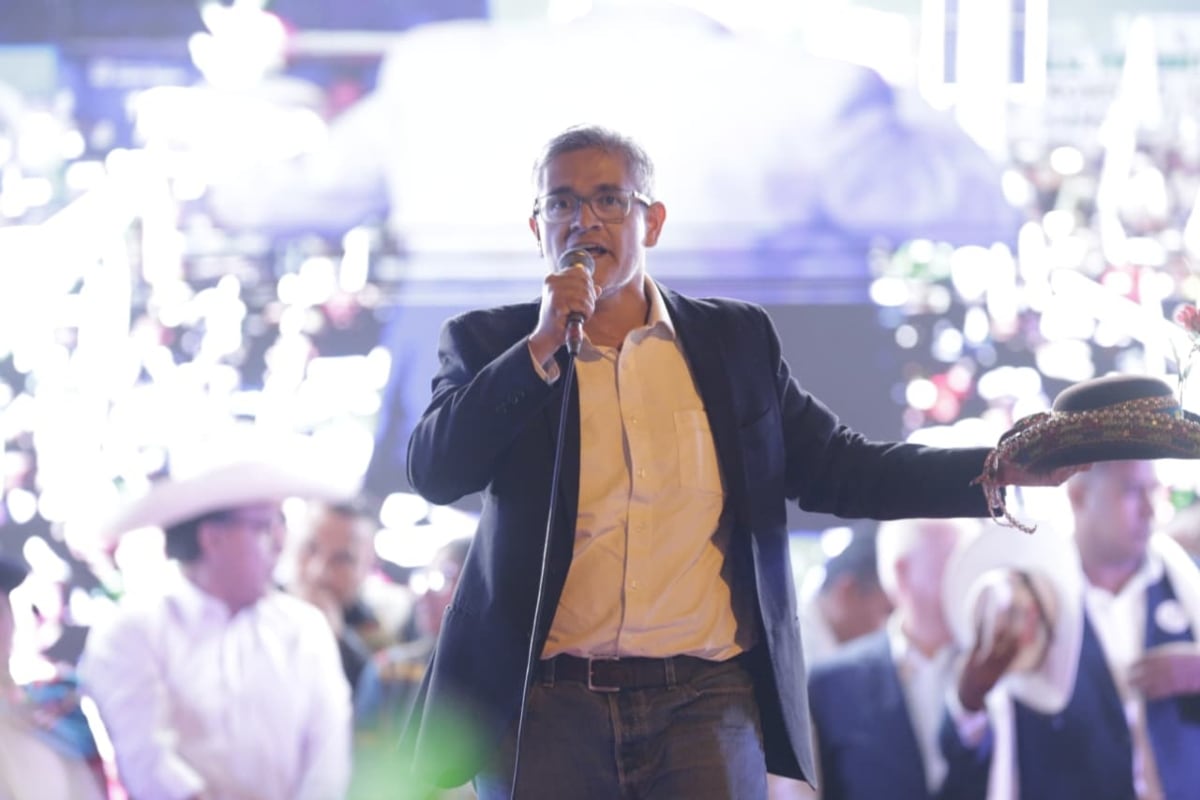 Desde el escenario principal, José Domingo Pérez habla durante el cierre de campaña. (Foto: César Bueno/@photo.gec)