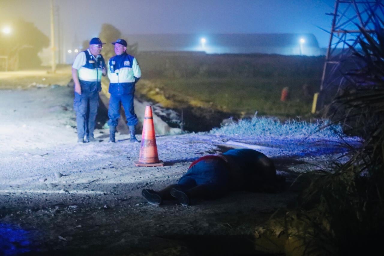 SMP: Hombre de 35 años es acribillado con siete balazos en descampado de Chuquitanta. Fotos:@photo.gec