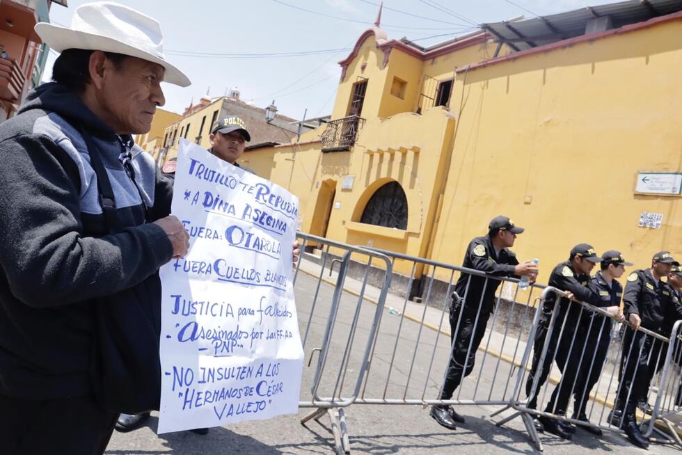 Un contingente policial no dejó avanzar a la Plaza de Armas de Trujillo a los manifestantes. (Foto: Randy Reyes)