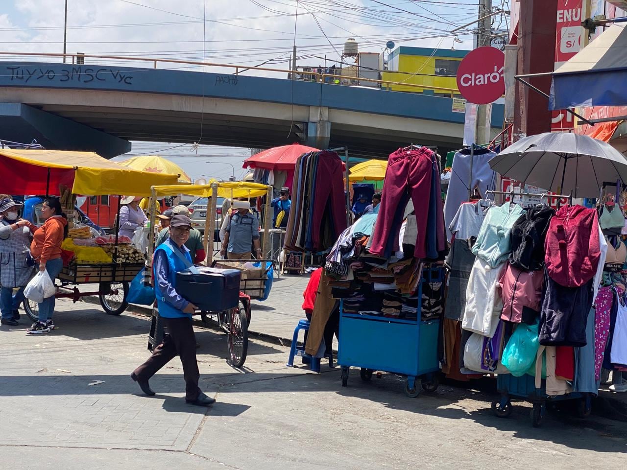 Vendedores informales invaden calles de plataforma comercial. (Foto: GEC)