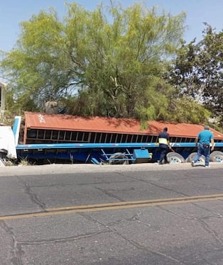 Ica: tráiler sufre desperfecto mecánico y vuelca en la Panamericana Sur