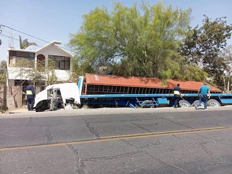Ica: tráiler sufre desperfecto mecánico y vuelca en la Panamericana Sur