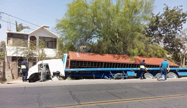 Ica: tráiler sufre desperfecto mecánico y vuelca en la Panamericana Sur