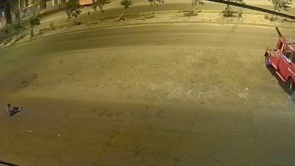 Anciano sentado en medio de la pista fue atropellado por taxista