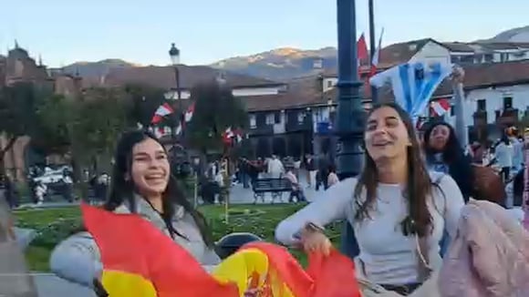 Españoles celebran el título mundial de fútbol en la Plaza Mayor de Cusco