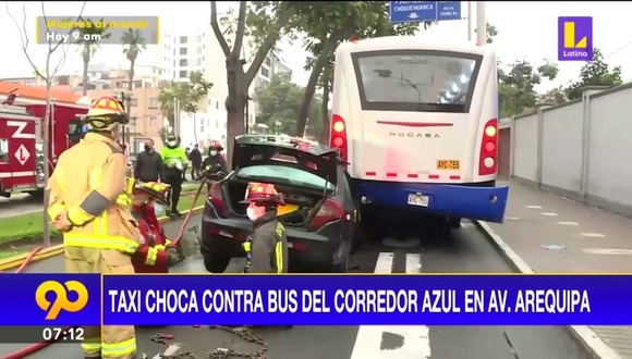 Taxi choca con corredor