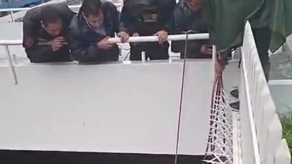 CORREO | Rescatan a dos hombres atrapados en torrentera en Arequipa