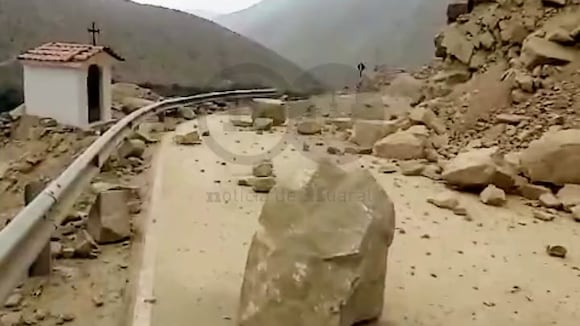 Deslizamiento de rocas en Huaral. (Video: Facebook | Noticia de Huaral)